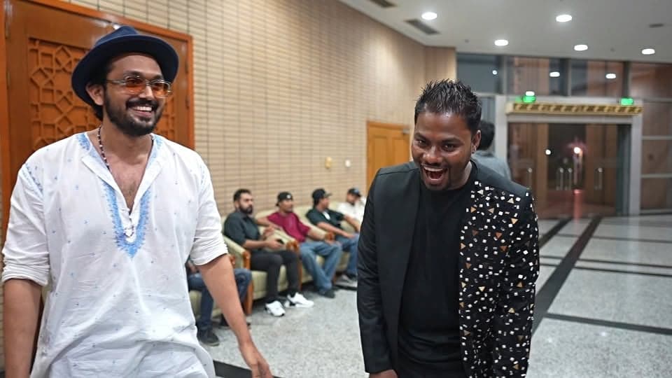 বাংলাদেশের সবচেয়ে বড় বড় অ্যাওয়ার্ড শোগুলো হোস্ট করার ইচ্ছা ছিল অনেক আগে থেকেই। যেবার সুযোগটা পেলাম, আশে পাশে ছিলো এক বিশাল তারার মেলা! নাদির অন দ্যা গো কিংবা চঞ্চল চৌধুরী - ডিজিটাল আর ওয়েব সিরিজের দুনিয়ার সবাই যেন একই ছাদের নিচে উপস্থিত। এই ভ্লগে তুলে ধরার চেষ্টা করলাম হোস্ট হিসেবে আমার পুরো এক্সপেরিয়েন্স আর মঞ্চের পেছনের অনেক সিক্রেট!