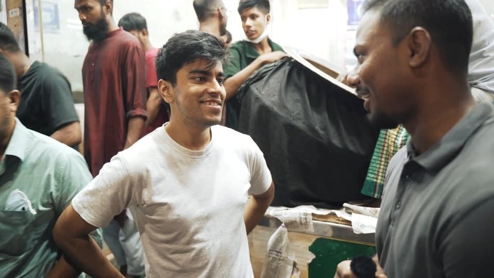 রাতজেগে একটু পাগলামি না করলে বেঁচে থেকে লাভটা কি? তাই একটা "সুটকেস" হাতে নিয়ে বের হয়ে পড়লাম একটা রাতের জন্য। রাতের গুলশান - পুরান ঢাকা - মাওয়া এবং সবশেষে সিক্রেট একটা জায়গা! মাঝখানে পুরান ঢাকায় মুরগি না পেয়ে বেশ মন খারাপ করা একটি "Pokemon" এর সাথে দেখা! অনেক অনেক "Memories" এবং সব ছবিতে বন্দি করে রাখার চেষ্টা!