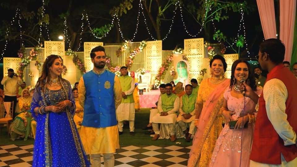 বিদ্যা সিনহা মীম - হোস্ট হিসেবে আমার সবচেয়ে ফেভারিট গেস্টদের একজন! টকশোতে তাকে অনেকবার হোস্ট করার এক্সপেরিয়েন্স থাকলেও ভাইয়া এবং আপুর বিয়ের একটা অংশ হিসেবে তাদেরকে হোস্ট করার অভিজ্ঞতাটা একেবারেই অন্যরকম। প্রচণ্ড কালারফুল, আন্তরিক আর ধামাকাদার একটা ইভেন্টের পেছনের গল্প নিয়ে আজকের