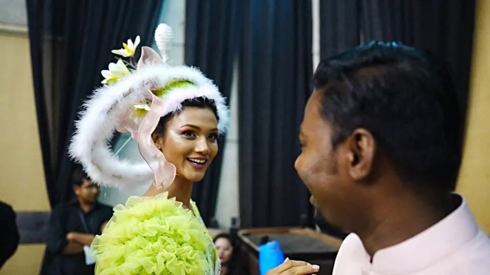 তাহসান খান, আরেফিন শুভ, রাফসান, সুনেরাহ, রিদি শেখ সহ আরও অনেক ফেভারিট স্টারদের নিয়ে একটা গর্জিয়াস শো হোস্টিং এর এক্সপেরিয়েন্স নিয়েই আজকের ভ্লগ!