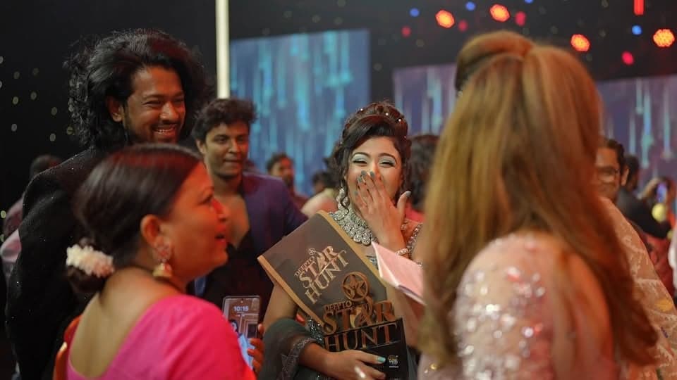 কী কী হয়ে থাকে একটা রিয়ালিটি শো এর ব্যাকস্টেজে? কেমন ছিল দীপ্ত স্টার হান্টের গ্র্যান্ড ফিনালে? হোস্টের চোখ থেকে দেখতে কেমন পুরো অনুষ্ঠানটা? 🤔 সবকিছু থাকছে এই ভ্লগে!