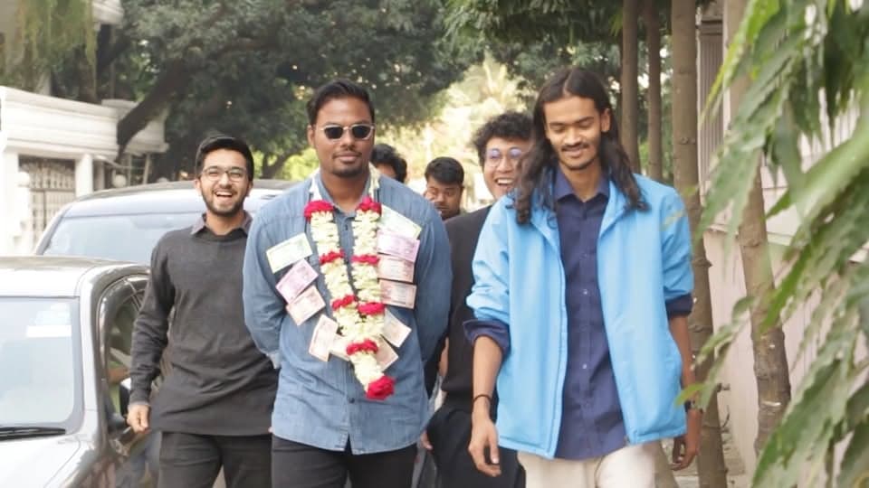 কালো জাম, টাকার মালা আর ফুলের মালা দিয়ে যদি চাকরির প্রথম দিনটা শুরু হয়, বাকি দিনগুলাতে কী কী হবে ভাবছি! খুব পরিচিত একটা জায়গায় নতুন একটা শুরুর অভিজ্ঞতা নিয়েই এই Vlog.